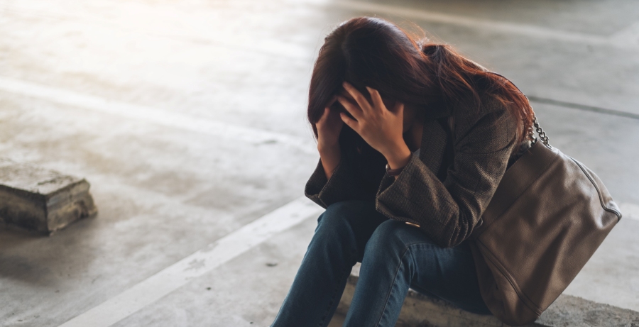 woman with lyme disease and vertigo sitting and holding head